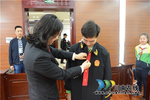 好激动！50余名同学在江阳法院“客串”法官(图2)