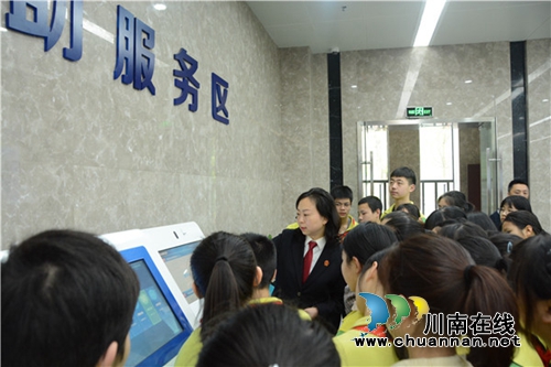 好激动！50余名同学在江阳法院“客串”法官(图14)