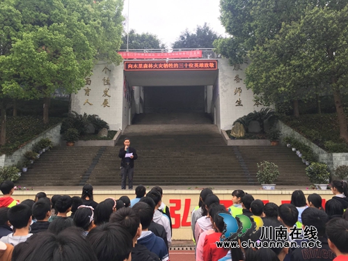 泸县立石镇开展“致敬·缅怀·前行”主题宣传活动(图1)