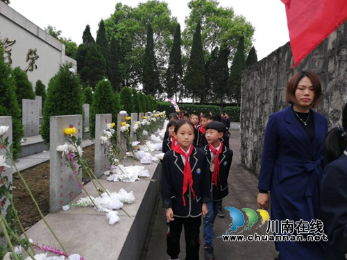 纳溪区逸夫实验小学开展“2019清明祭英烈”教育活动(图2)