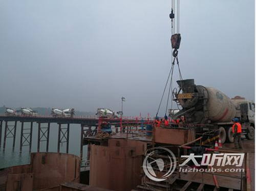 泸州长江六桥施工传捷报&nbsp;主桥钢围堰完成封底(图1)