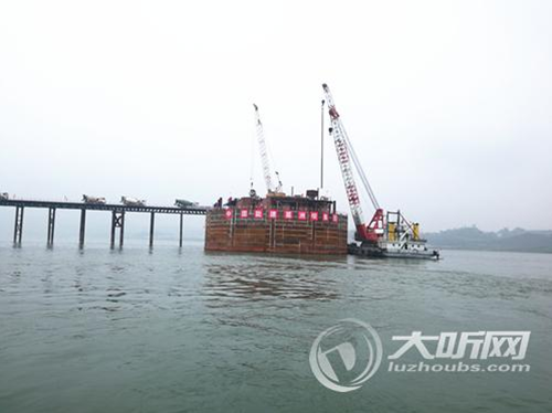 泸州长江六桥施工传捷报&nbsp;主桥钢围堰完成封底(图2)