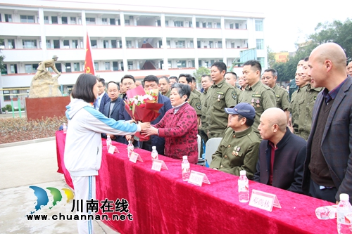 全国一级战斗英雄邓尚春雕像在泸县潮河揭幕(图2)