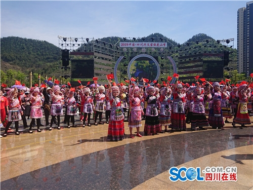 宜宾花山节：苗语版《我和我的祖国》响彻苗乡(图1)