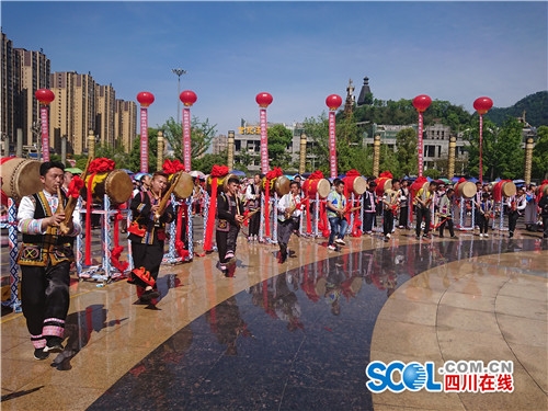 宜宾花山节：苗语版《我和我的祖国》响彻苗乡(图2)