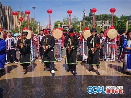 宜宾花山节：苗语版《我和我的祖国》响彻苗乡(图3)