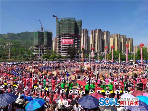 宜宾花山节：苗语版《我和我的祖国》响彻苗乡(图4)