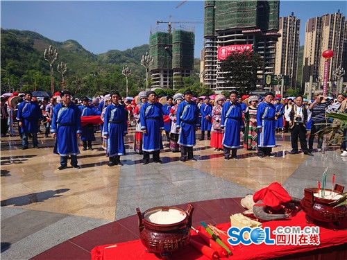 宜宾花山节：苗语版《我和我的祖国》响彻苗乡(图5)