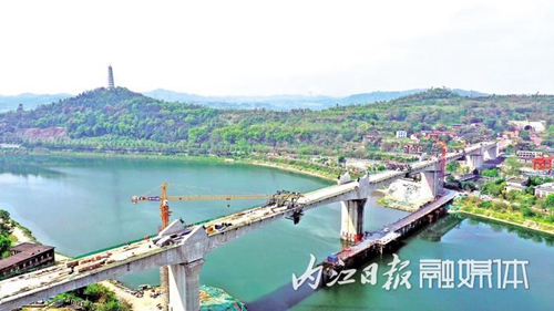 川南城际铁路控制性重点工程沱江特大桥合龙(图1)