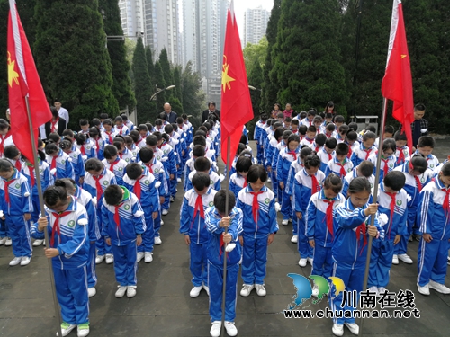 叙永县东大街小学开展“缅怀先烈，寄托哀思”清明扫墓活动(图1)