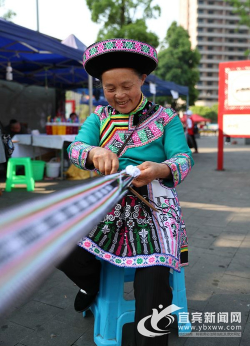 用针线记录民族文化&nbsp;宜宾兴文苗族刺绣成风景(图2)