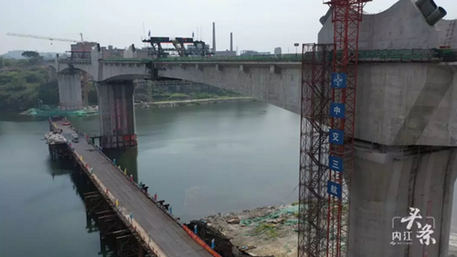 川南城际铁路内江三元沱江特大桥连续梁合龙(图5)