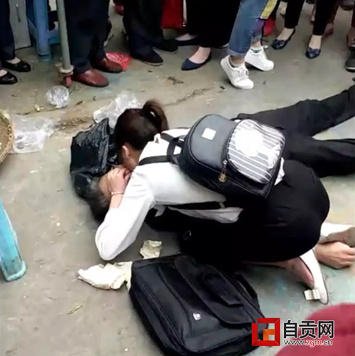 这位自贡姑娘，你跪地救人的样子真美！(图1)