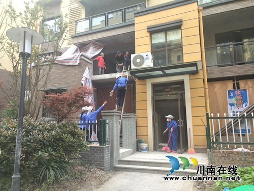 泸县综合行政执法局：拆除违法建设&nbsp;维护小区秩序(图1)