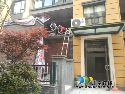 泸县综合行政执法局：拆除违法建设&nbsp;维护小区秩序(图2)