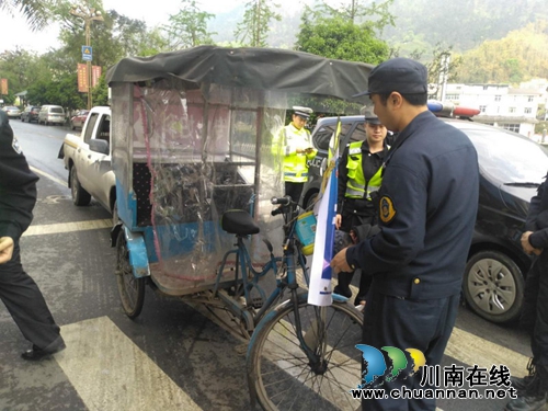 宜宾筠连交警大队开展电动三轮、人力三轮车专项整治行动(图1) 宜宾筠连交警大队开展电动三轮、人力三轮车专项整治行动(图1)