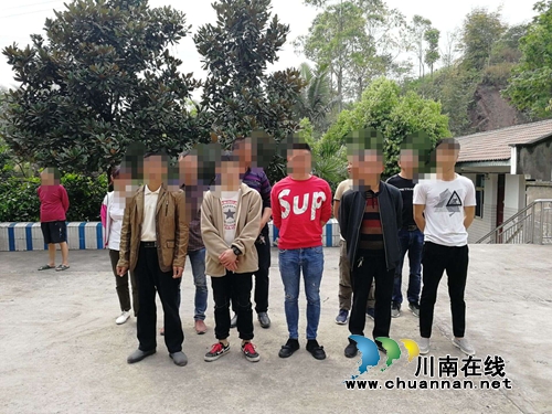 宜宾南溪区黄沙司法所组织社区服刑人员走进敬老院开展志愿服务活动(图1)