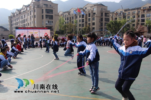 叙永县叙永镇中心校隆重举行学生田径运动会(图2)