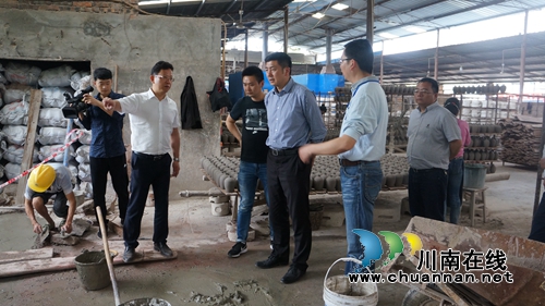 肖刚率队督查泸县立石镇环保及安全工作(图1) 肖刚率队督查泸县立石镇环保及安全工作(图1)