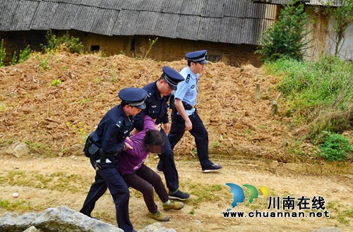 躺地撒泼妨碍恢复公路&nbsp;古蔺一村妇被拘15日(图1)