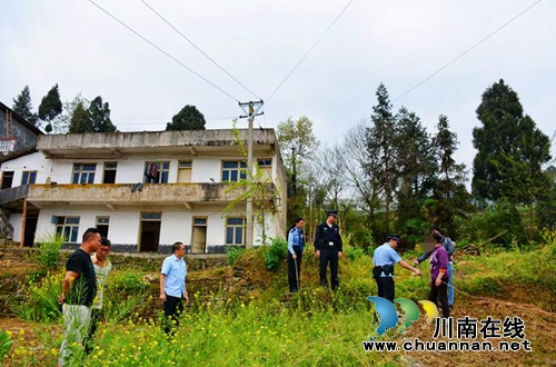 躺地撒泼妨碍恢复公路&nbsp;古蔺一村妇被拘15日(图5)