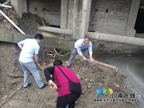 泸县海潮镇党委书记带头清淤开个好头(图1)