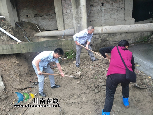 泸县海潮镇党委书记带头清淤开个好头(图2)