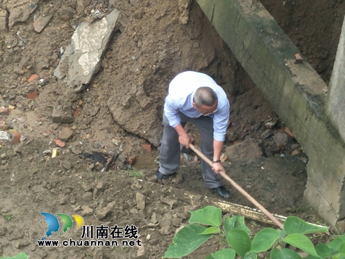 泸县海潮镇党委书记带头清淤开个好头(图3)