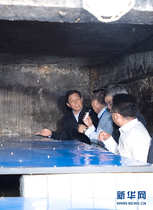 栗战书在四川检查水污染防治法实施情况(图1)