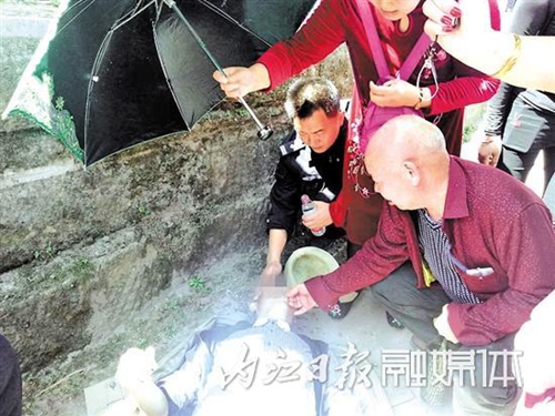 内江老人赶庙会晕倒在地 交警群众合力救助(图1) 内江老人赶庙会晕倒在地 交警群众合力救助(图1)