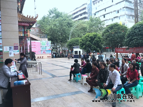 江阳区北城街道老科协开展禁毒“五进社区”科普活动(图2) 江阳区北城街道老科协开展禁毒“五进社区”科普活动(图2)