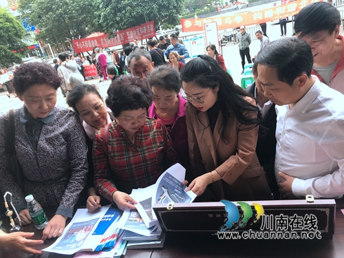 江阳区北城街道老科协开展禁毒“五进社区”科普活动(图1) 江阳区北城街道老科协开展禁毒“五进社区”科普活动(图1)