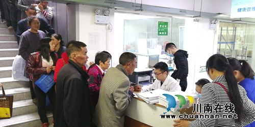 泸县太伏镇集中开展建档立卡贫困人口门诊慢性病认定工作(图2)