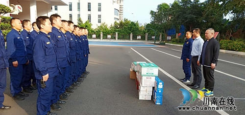 龙马潭区红星街道党工委慰问龙马潭区消防大队摇翔路中队消防队员(图1) 龙马潭区红星街道党工委慰问龙马潭区消防大队摇翔路中队消防队员(图1)