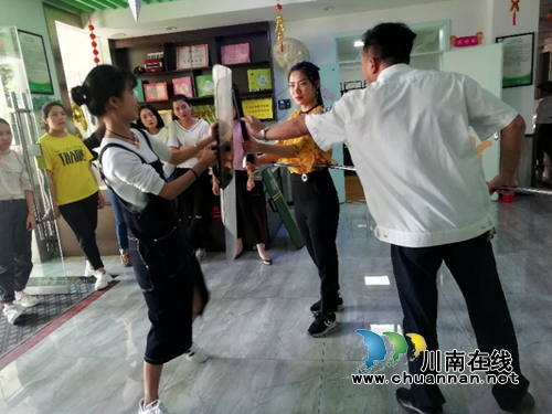 江阳区张坝街道匠心社区开展应对反恐突发事件演练(图1)