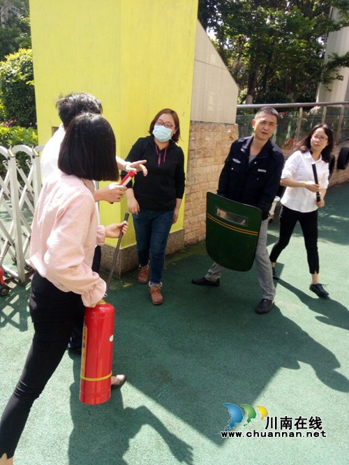 江阳区张坝街道匠心社区开展应对反恐突发事件演练(图2)