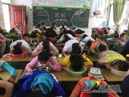 纳溪区逸夫实验小学开展“防溺水”仿真活动(图1)