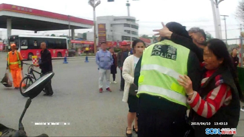 德阳男子涉嫌酒驾拒检&nbsp;职业泰拳手儿子打民警(图1)