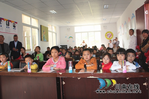 四川首个“留守儿童画院”在泸州揭牌(图6)