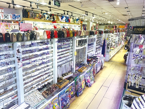 泸州金座商城：横平竖直格子间&nbsp;上下穿梭小天地(图2)