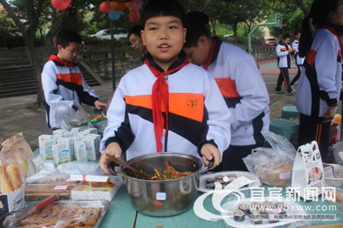 宜宾"行知商场"开业&nbsp;让学生学会“理财当老板”(图2)