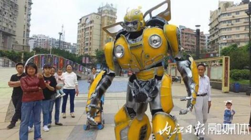 “变形金刚”来啦！2.3米高大黄蜂现内江街头(图1)