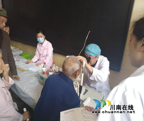 泸县太伏镇组织开展白内障集中筛查(图1)