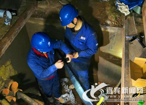 宜宾：电力员工深夜抢险&nbsp;144户居民重见光明(图1)