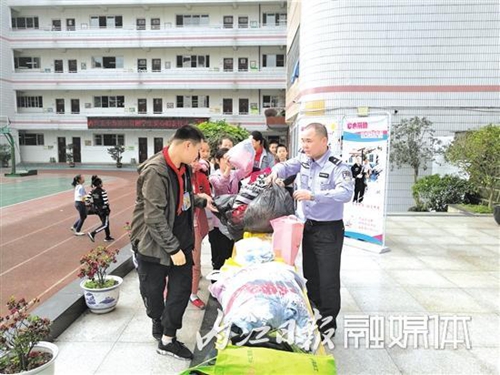心系凉山孩子&nbsp;内江民警与五小师生踊跃捐衣(图2)