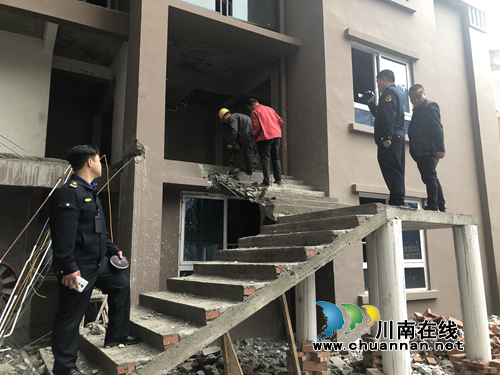 业主自行搭建楼梯？合江再拆一处违建(图1)