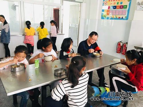 纳溪区龙车镇小学严格实行陪餐制助力学生用餐安全(图1) 纳溪区龙车镇小学严格实行陪餐制助力学生用餐安全(图1)