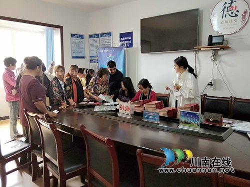 泸州张坝街道发放首批安置房小区房产证(图2) 泸州张坝街道发放首批安置房小区房产证(图2)