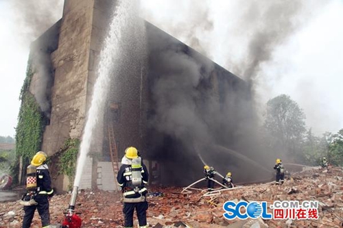 真烟真火实战！自贡消防“老君炉”练胆(图2)