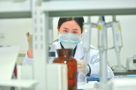 内江“80后”女法医&nbsp;7年里断案验尸150具(图1)